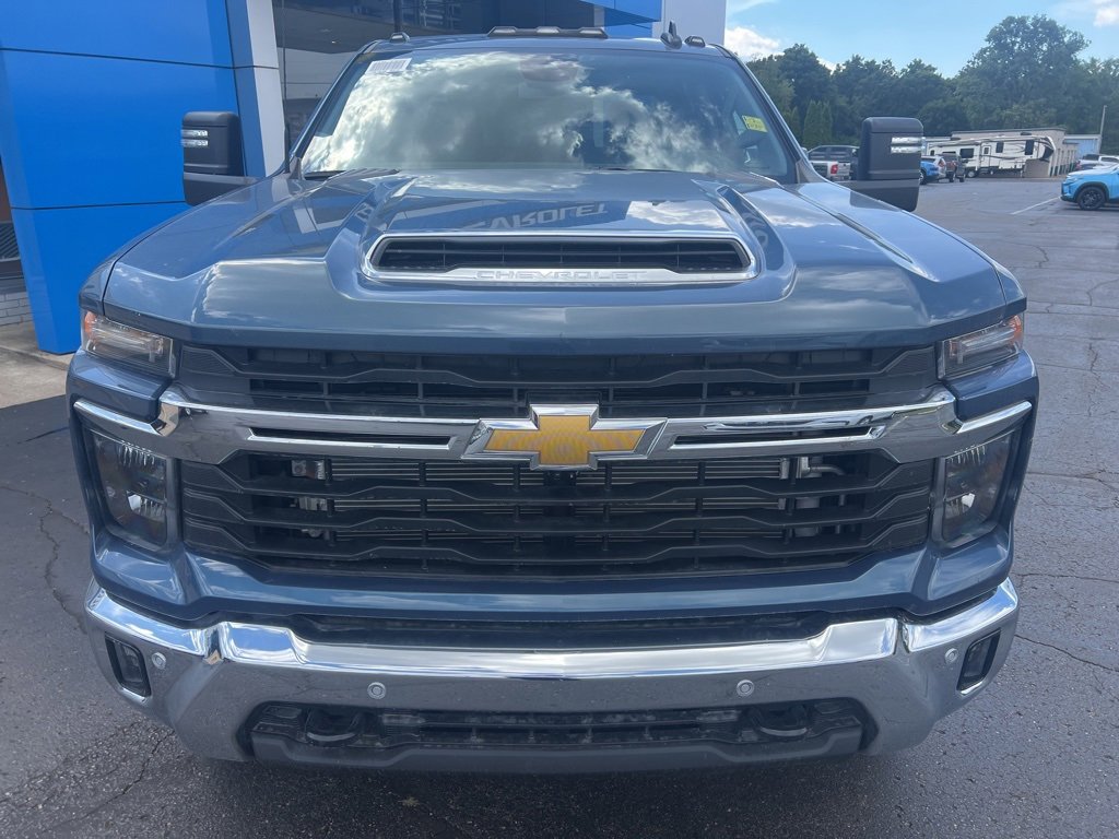 2025 Chevrolet Silverado 3500HD LT photo 4
