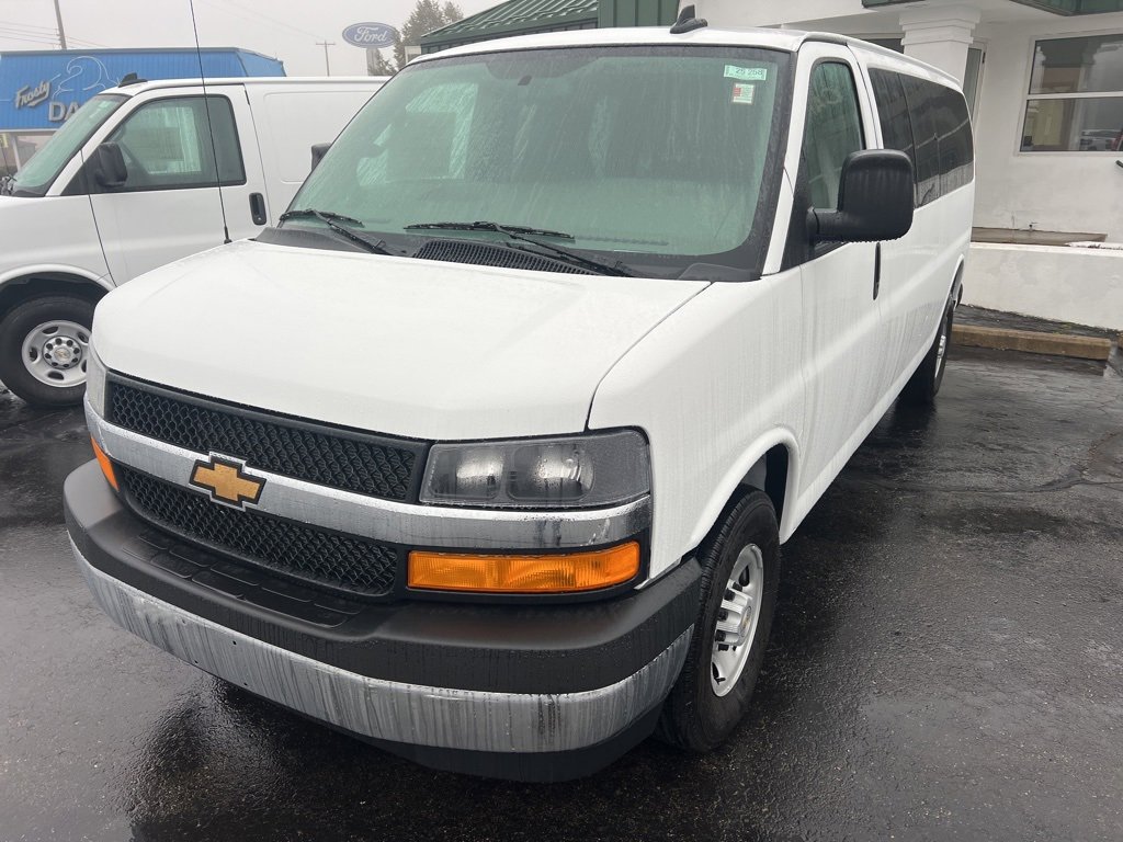 2025 Chevrolet Express Passenger LS's photo