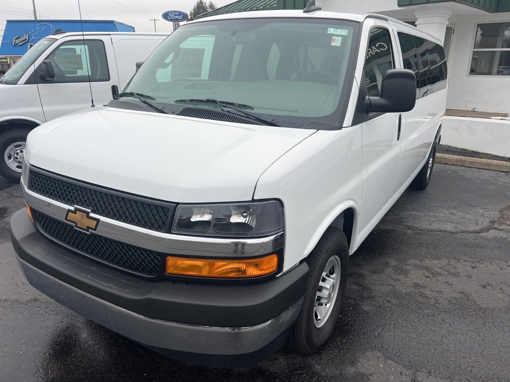 2025 Chevrolet Express Passenger LT's photo