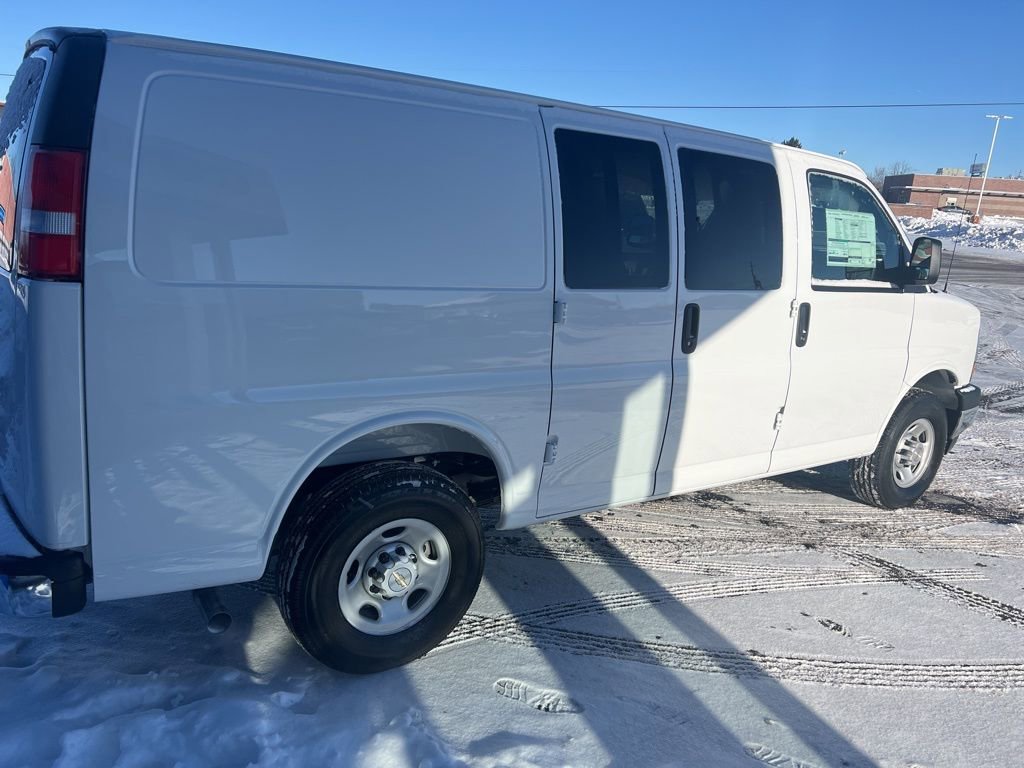 2025 Chevrolet Express Cargo Work Van - Photo 6