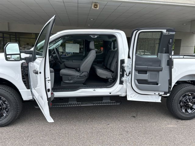 2025 Ford F-350 Super Duty XL - Photo 10