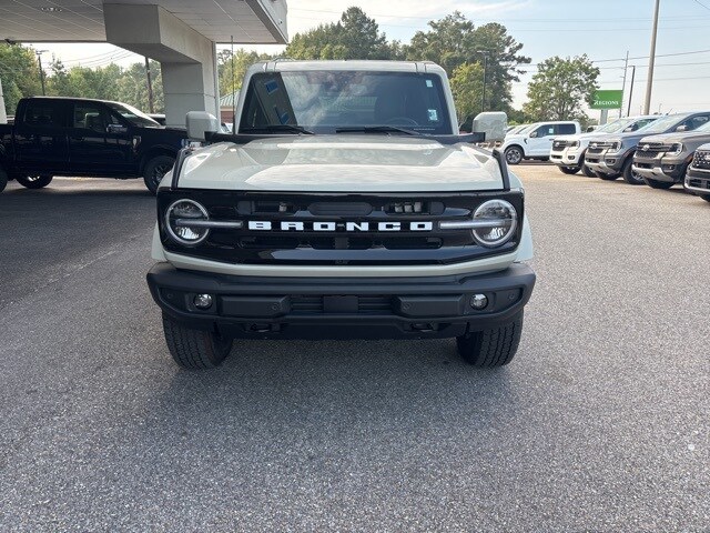2025 Ford Bronco Outer Banks photo 2