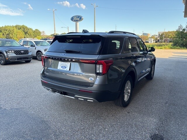 2025 Ford Explorer photo 2
