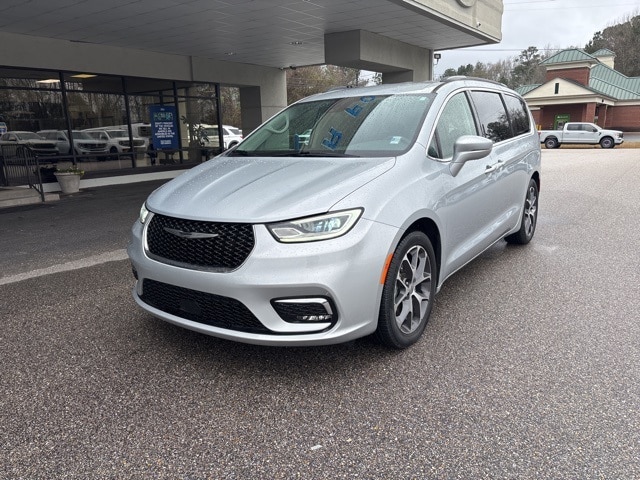 2022 Chrysler Pacifica Touring L's photo