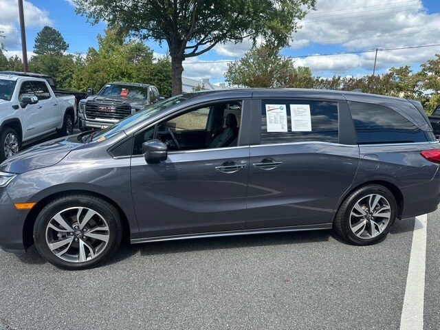 2022 Honda Odyssey Touring photo 2