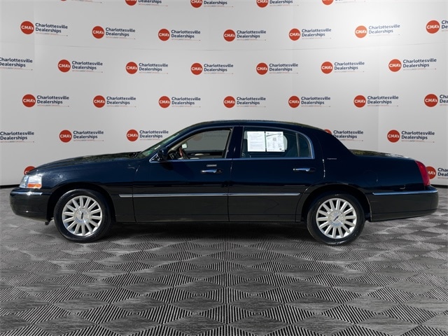 Used 2003 Lincoln Town Car Signature with VIN 1LNHM82W03Y648009 for sale in Charlottesville, VA