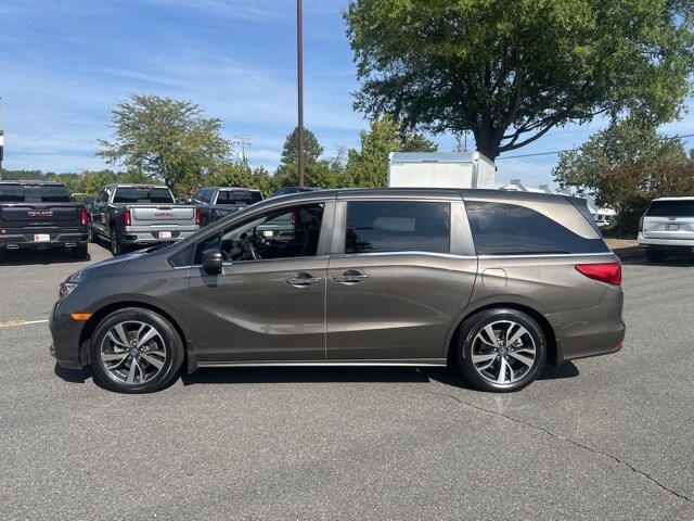 2023 Honda Odyssey Touring photo 2