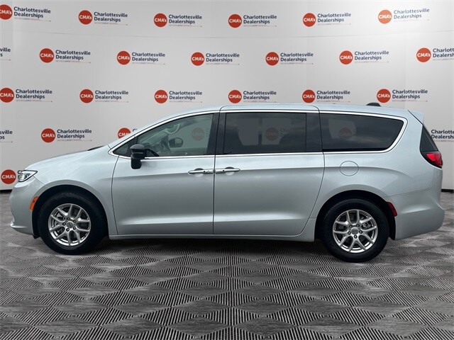 2024 Chrysler Pacifica Touring L photo 2