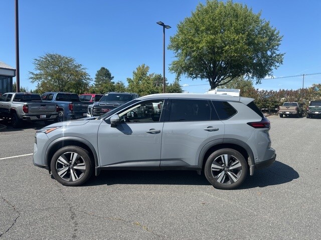 2024 Nissan Rogue SL photo 2