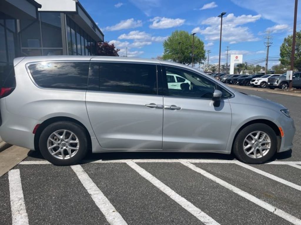 Used 2023 Chrysler Pacifica Touring L Minivan/Van