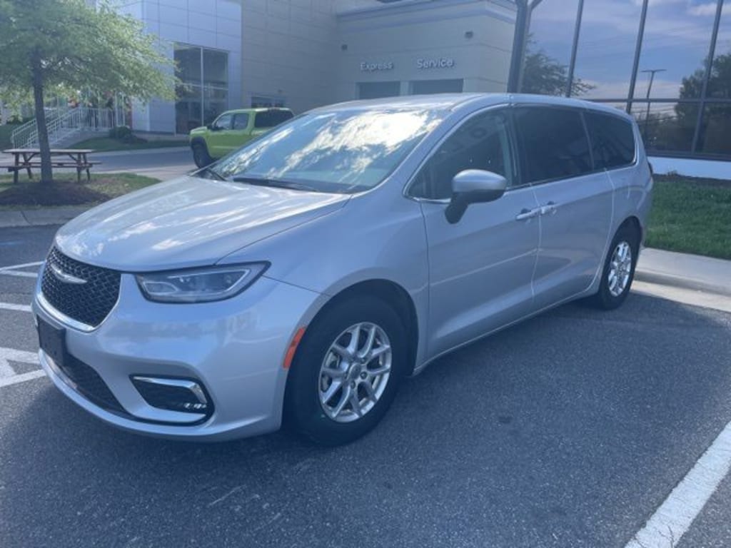 Used 2023 Chrysler Pacifica Touring L Minivan/Van