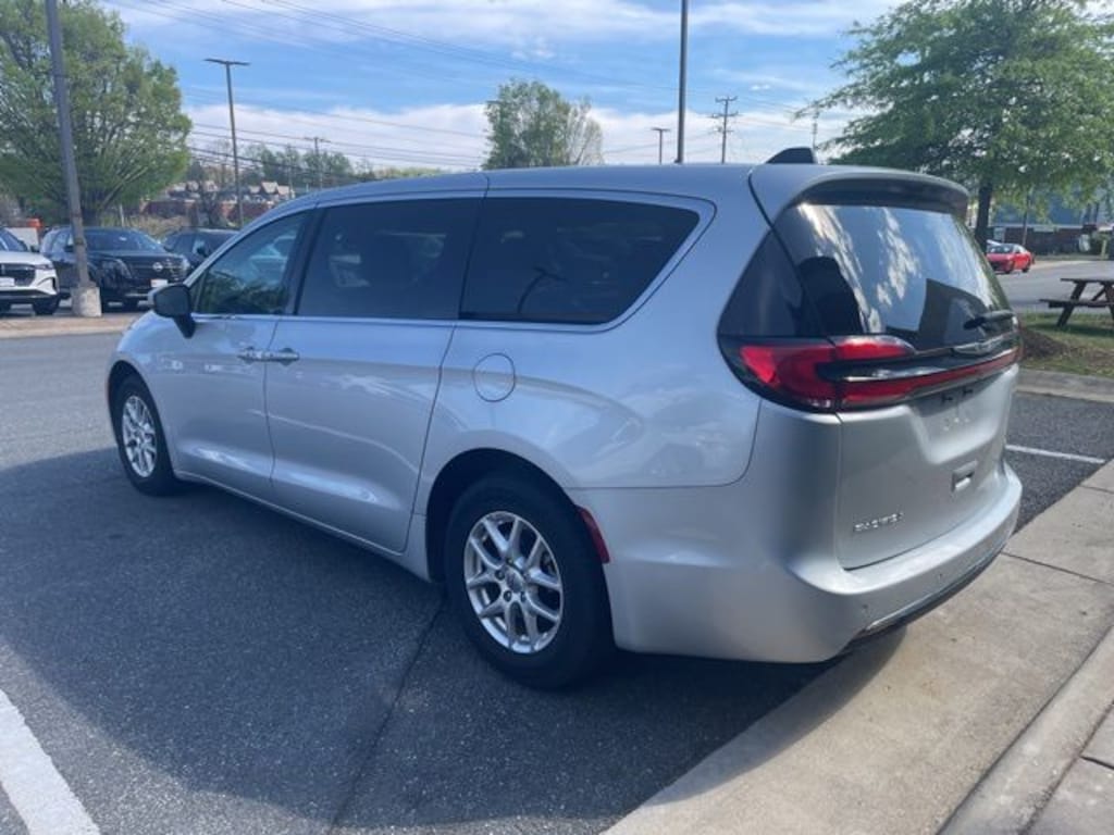 Used 2023 Chrysler Pacifica Touring L Minivan/Van