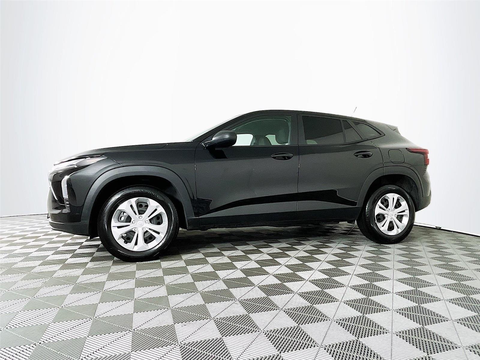 2025 Chevrolet Trax LS photo 4