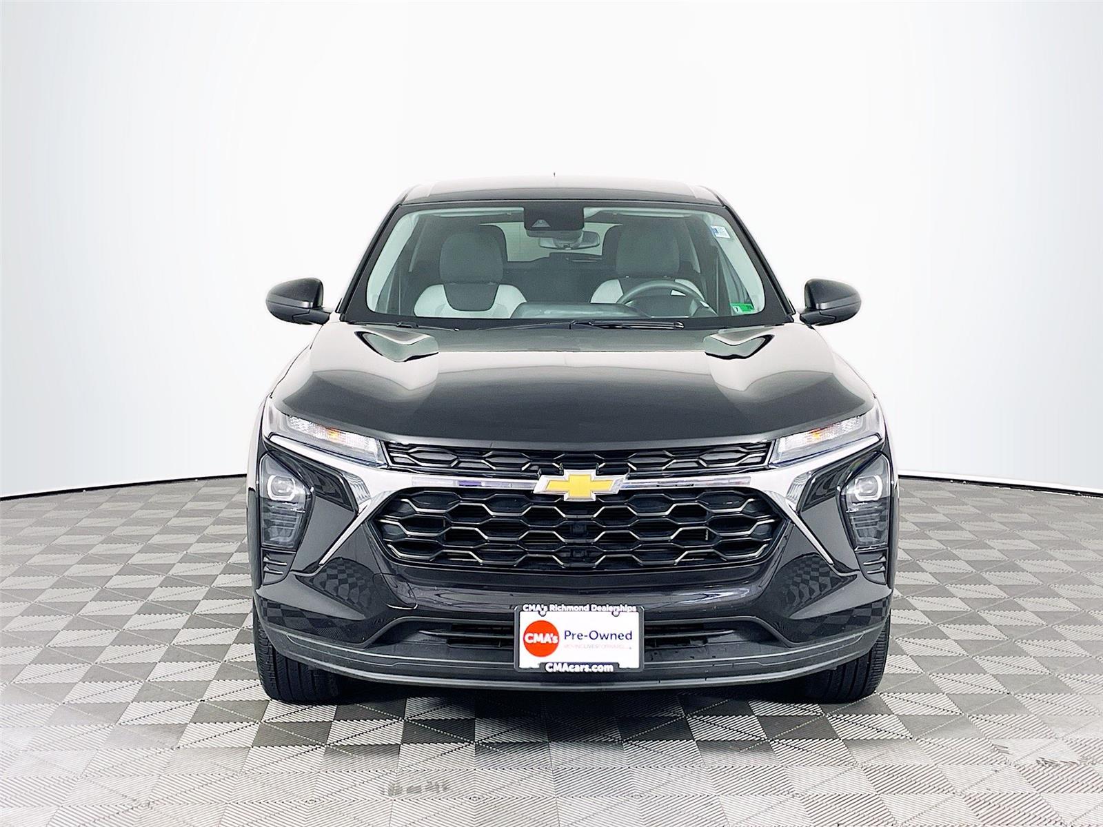 2025 Chevrolet Trax LS photo 2