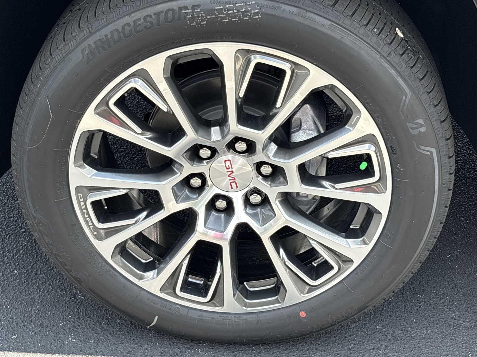 2026 GMC Yukon Denali - Photo 24