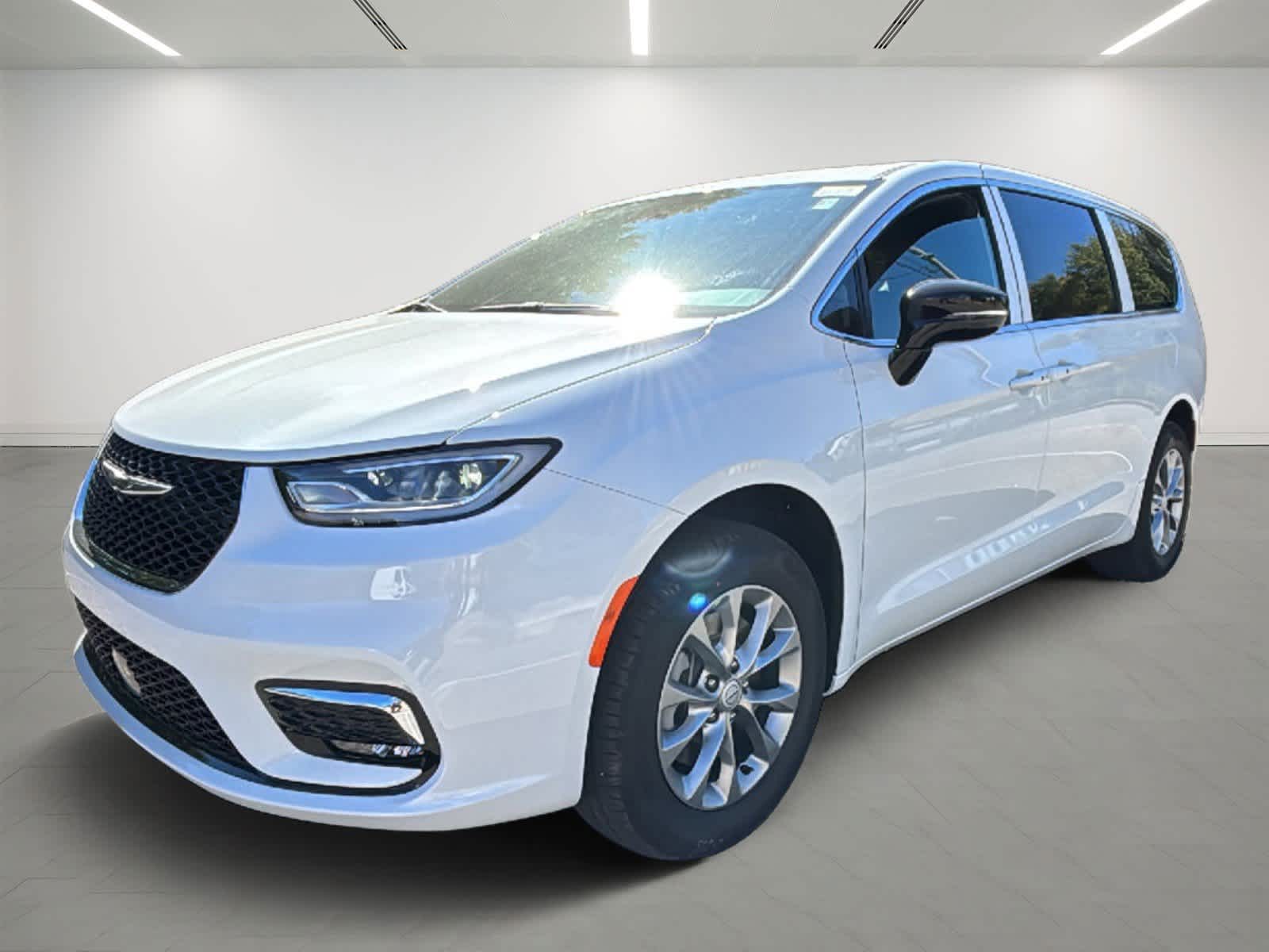 2026 Chrysler Pacifica Select's photo