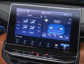 LARGEST STANDARD TOUCHSCREEN RADIO DISPLAY IN ITS CLASS-2