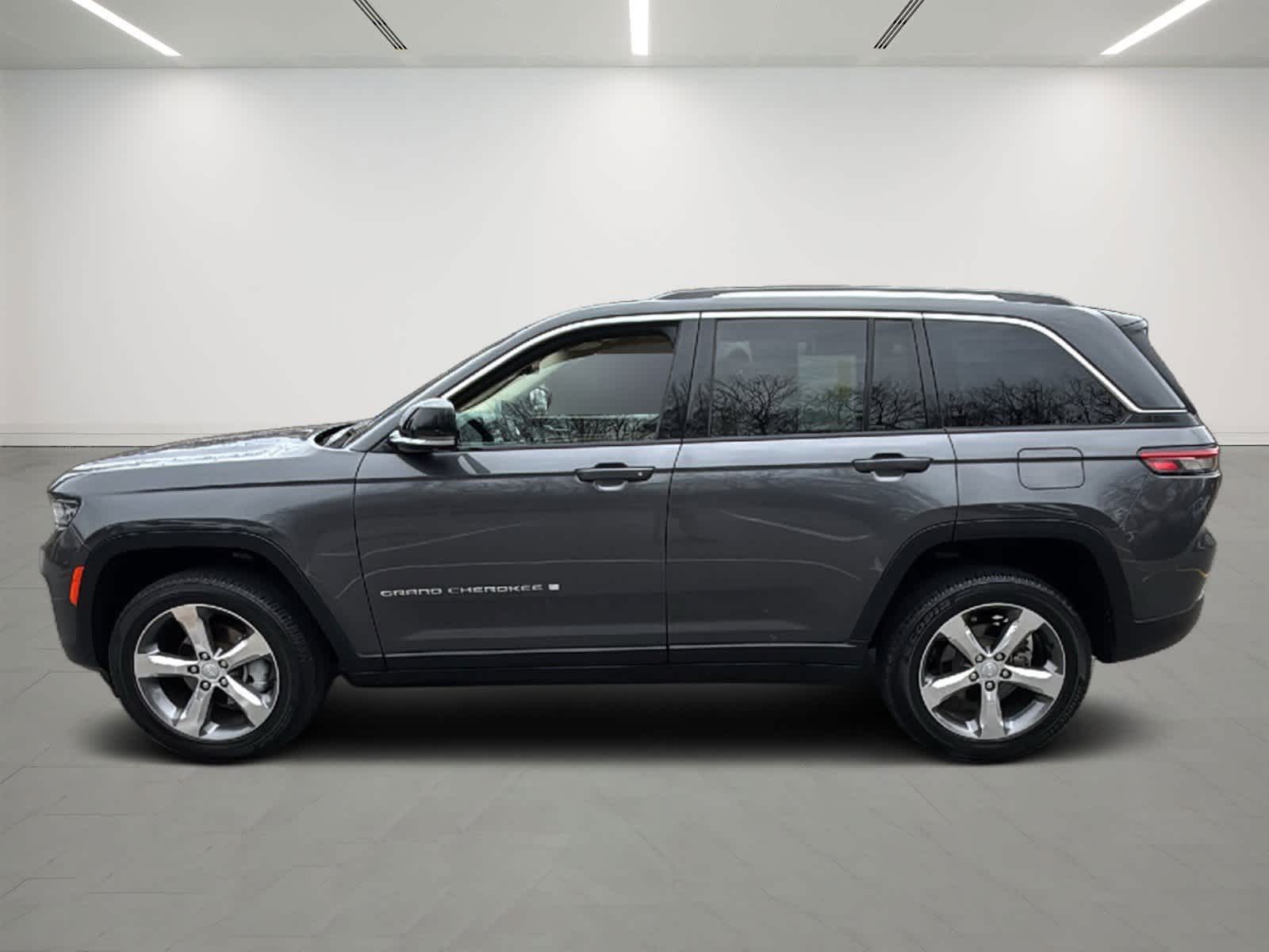2022 Jeep Grand Cherokee Limited photo 2