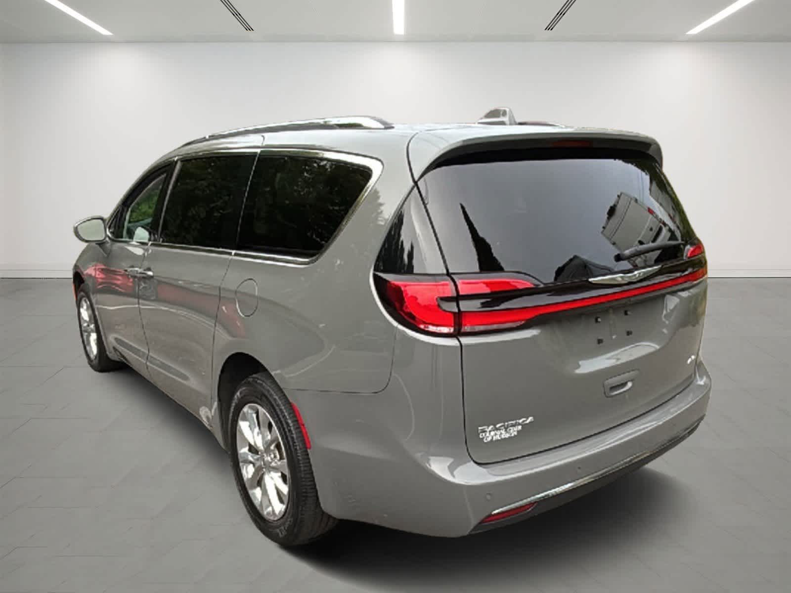 2021 Chrysler Pacifica Touring L photo 3