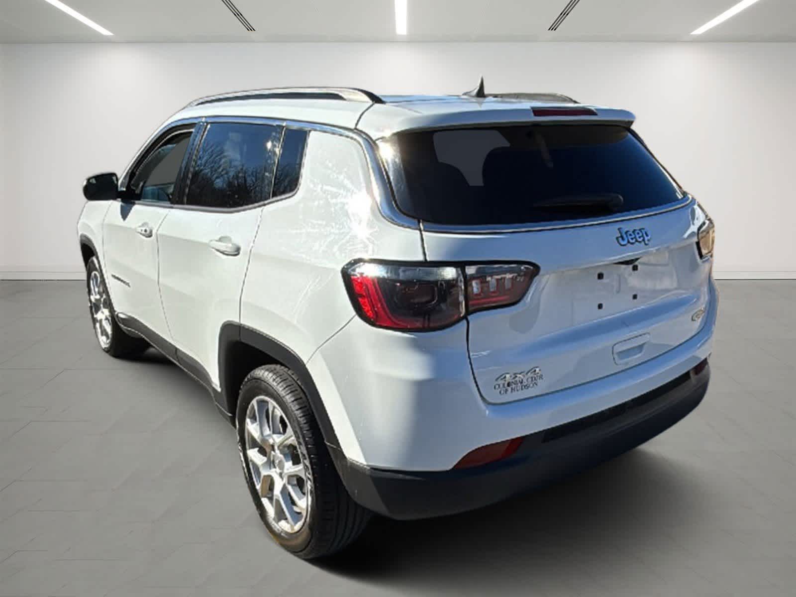 2022 Jeep Compass Latitude Lux photo 3