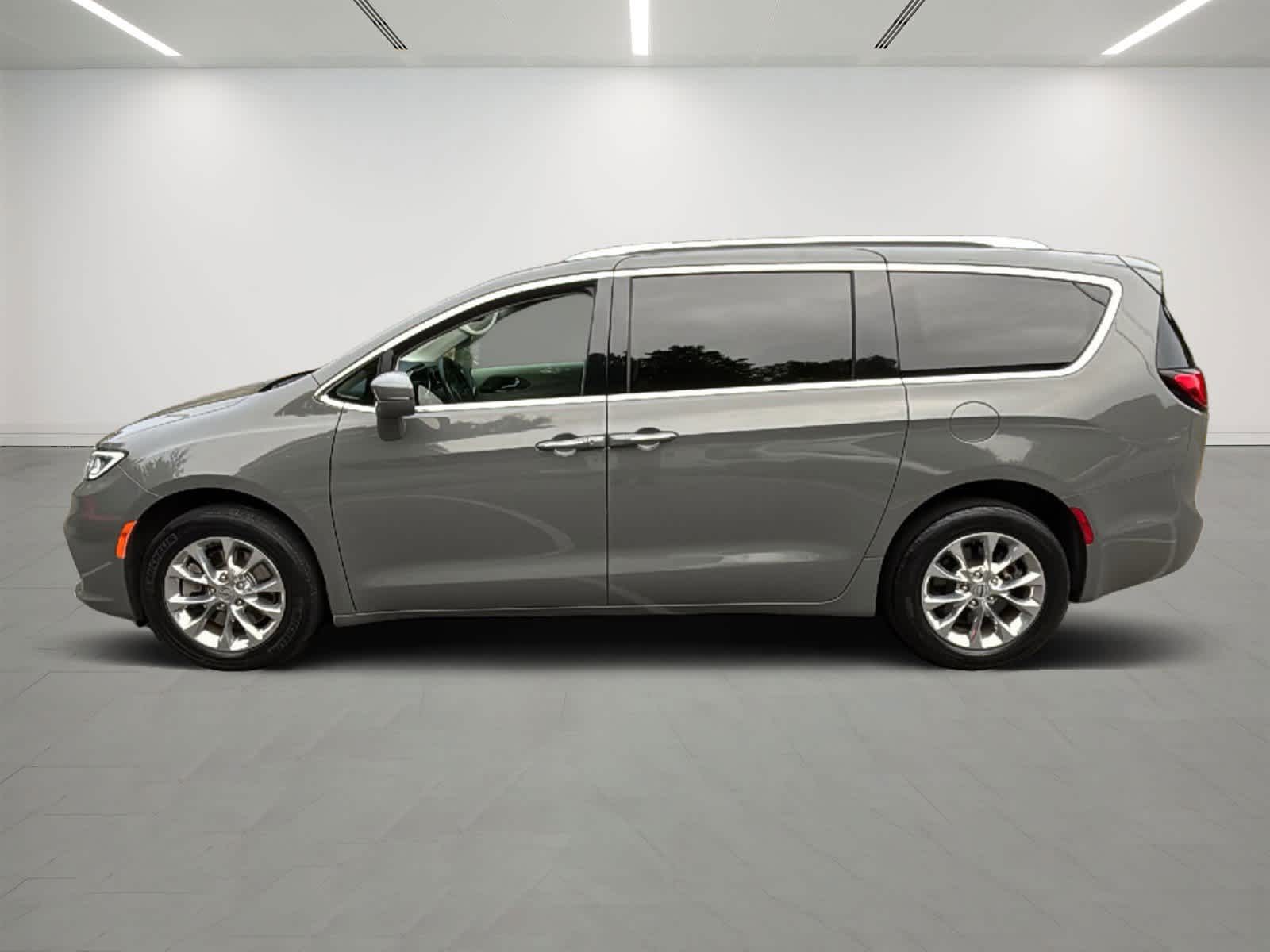 2021 Chrysler Pacifica Touring L photo 2