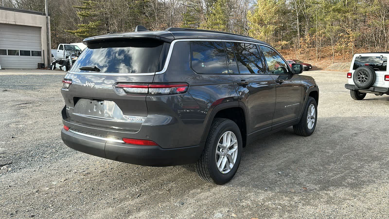 2025 Jeep Grand Cherokee Laredo X photo 4