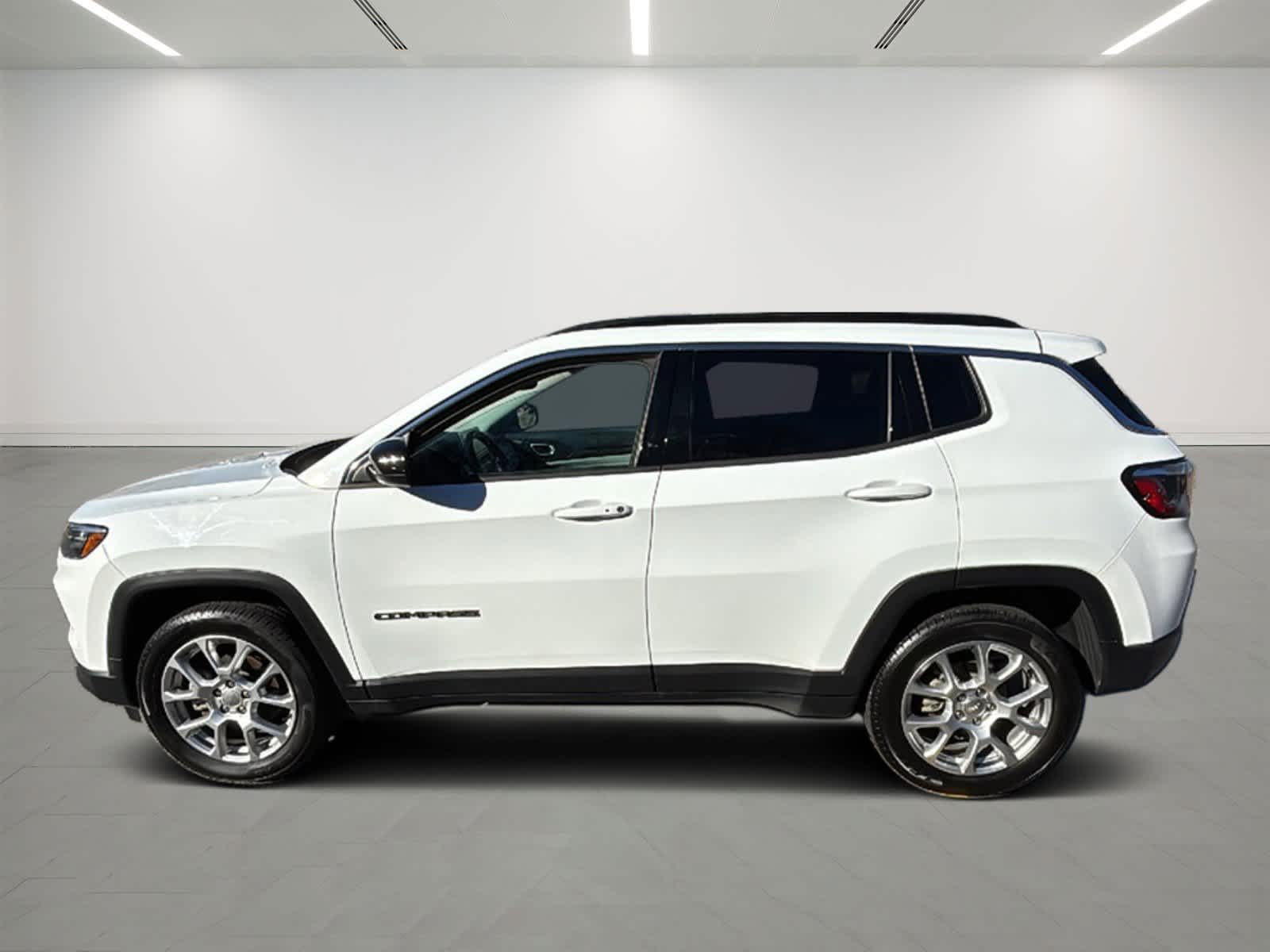 2022 Jeep Compass Latitude Lux photo 2