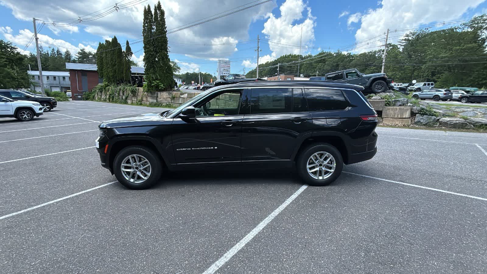 2025 Jeep Grand Cherokee Laredo X photo 2