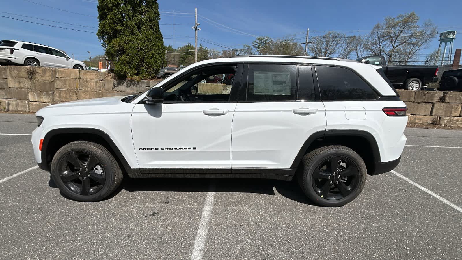 2025 Jeep Grand Cherokee Limited photo 2