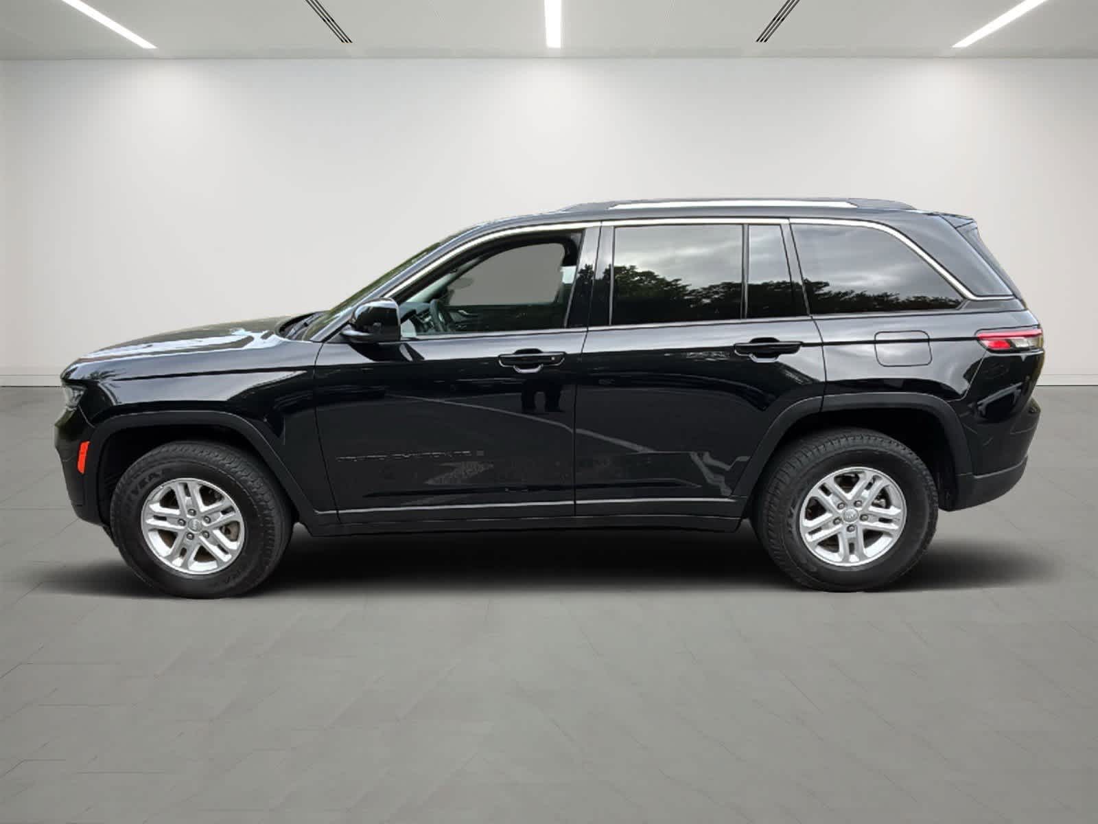 2023 Jeep Grand Cherokee Laredo Altitude photo 2