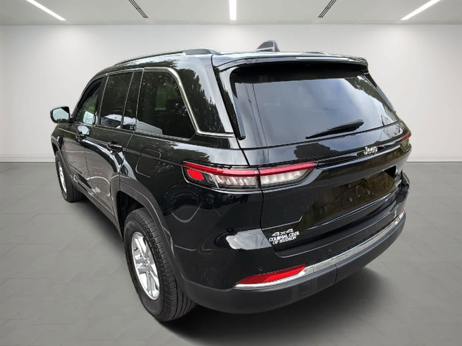 2023 Jeep Grand Cherokee Laredo Altitude photo 3