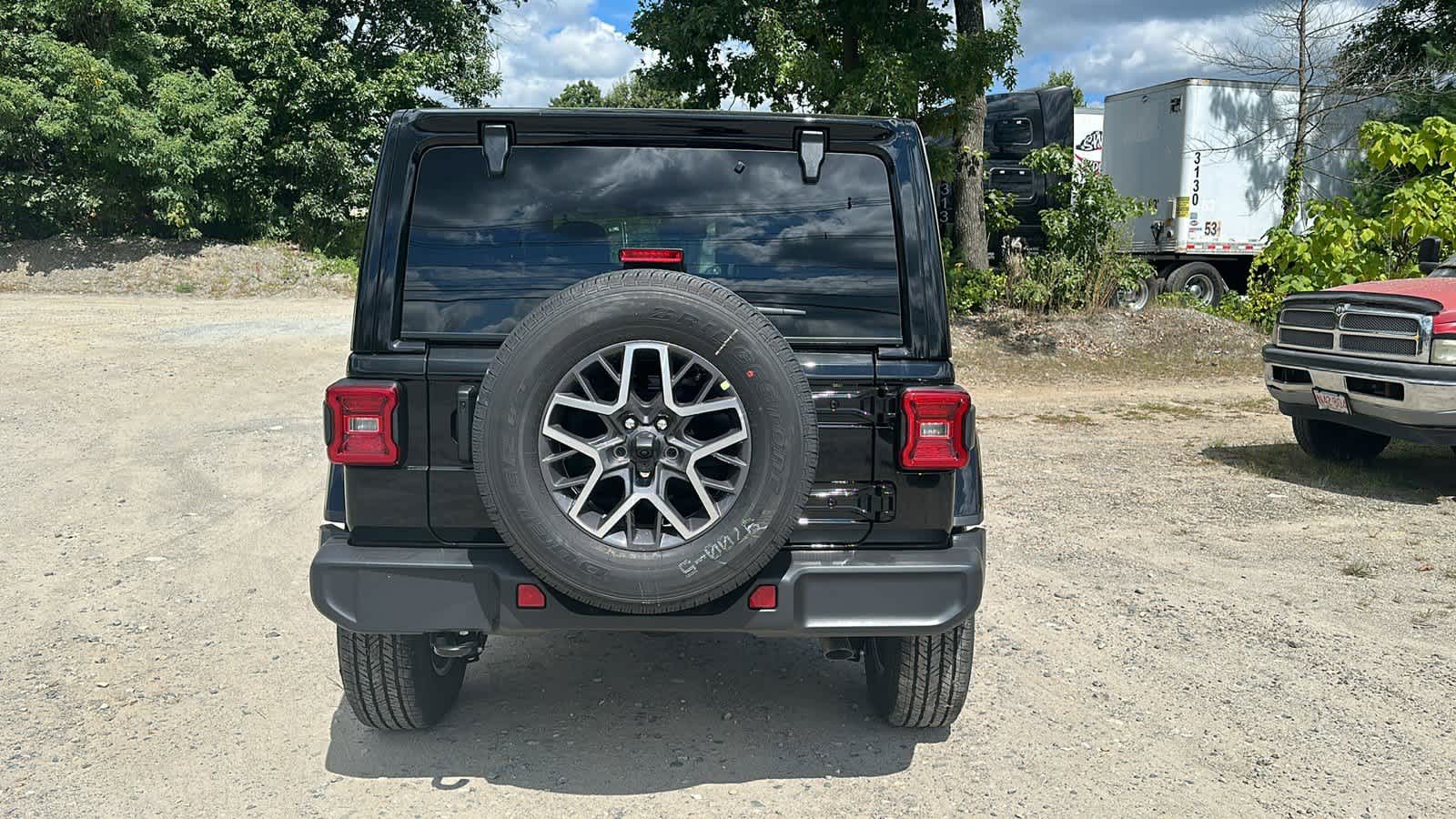 2024 Jeep Wrangler Sahara photo 3