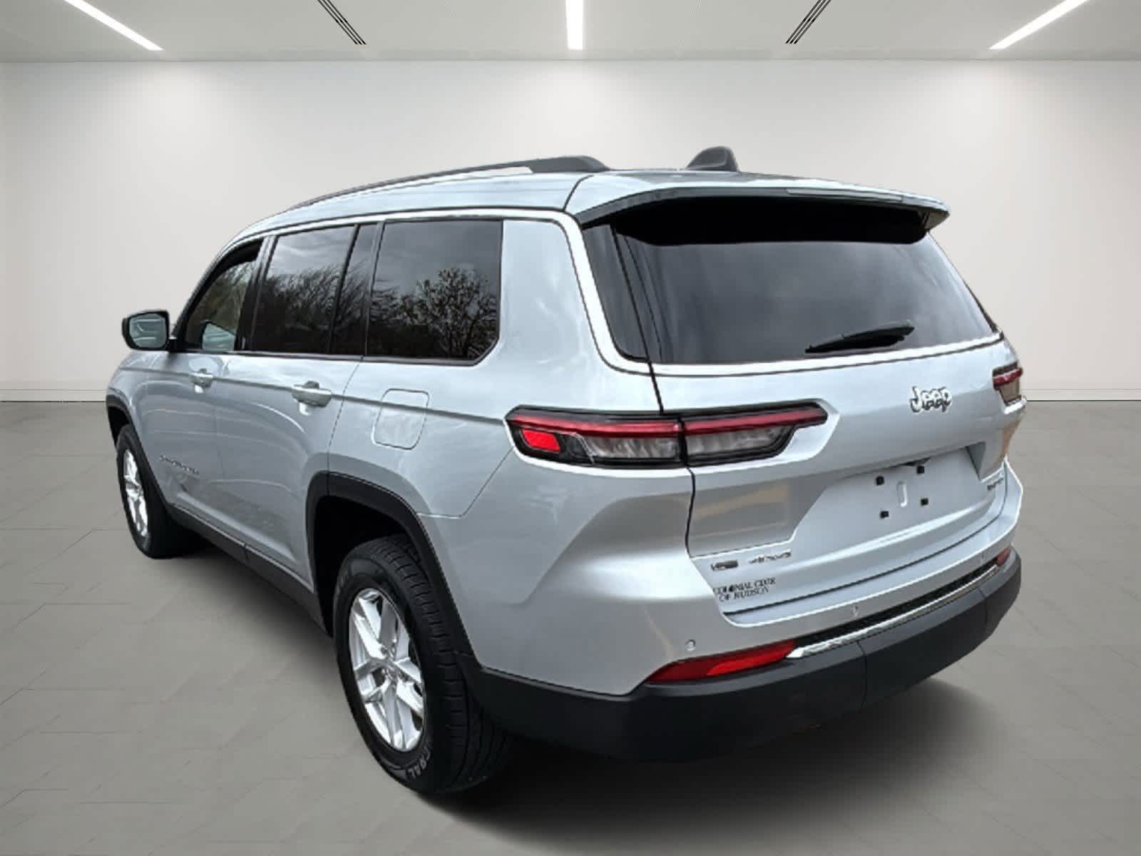 2021 Jeep Grand Cherokee Laredo photo 2