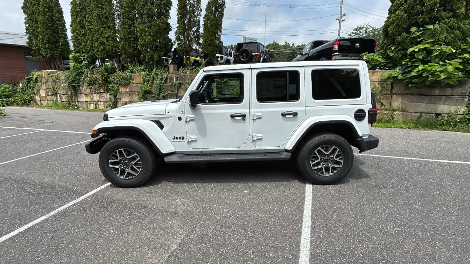 2025 Jeep Wrangler Sahara photo 2
