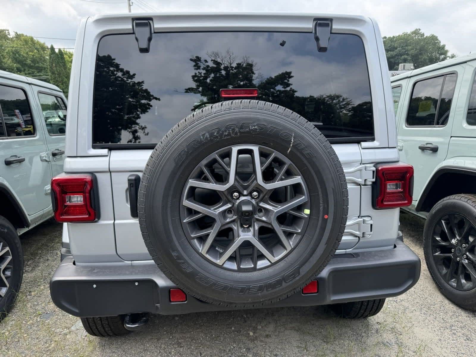2024 Jeep Wrangler Sahara photo 3