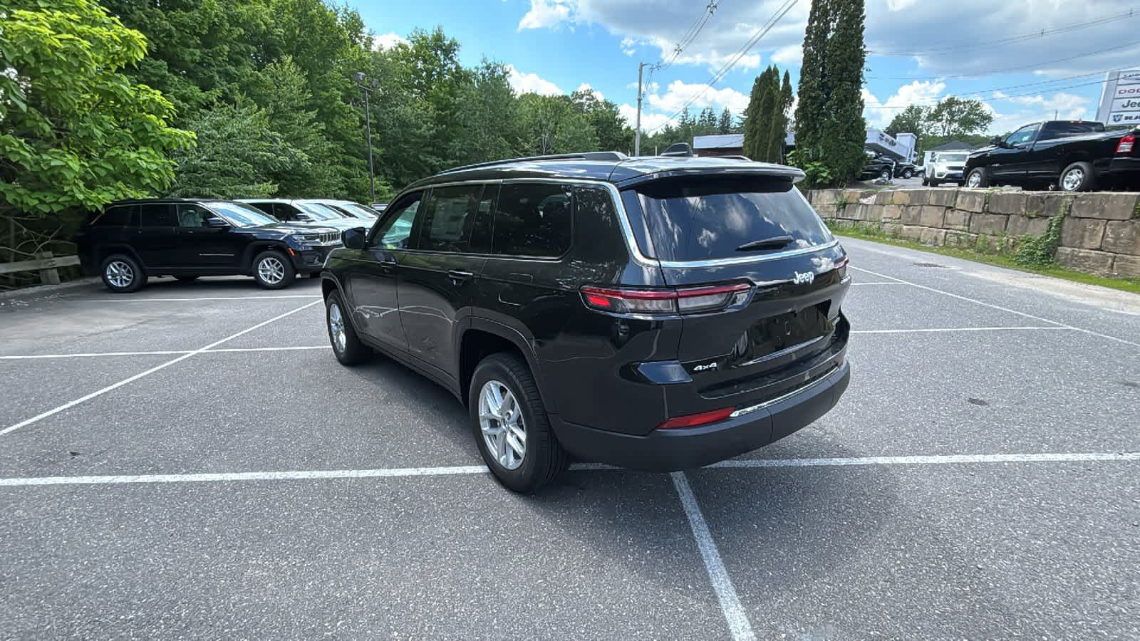 2025 Jeep Grand Cherokee Laredo X photo 3