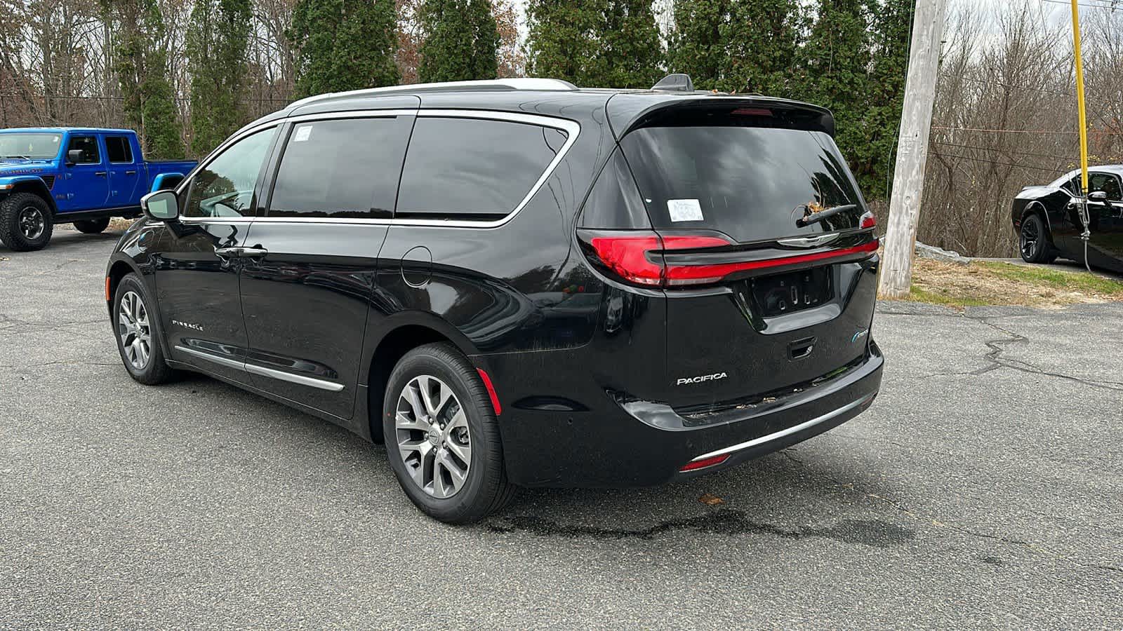 2023 Chrysler Pacifica Hybrid Pinnacle photo 2