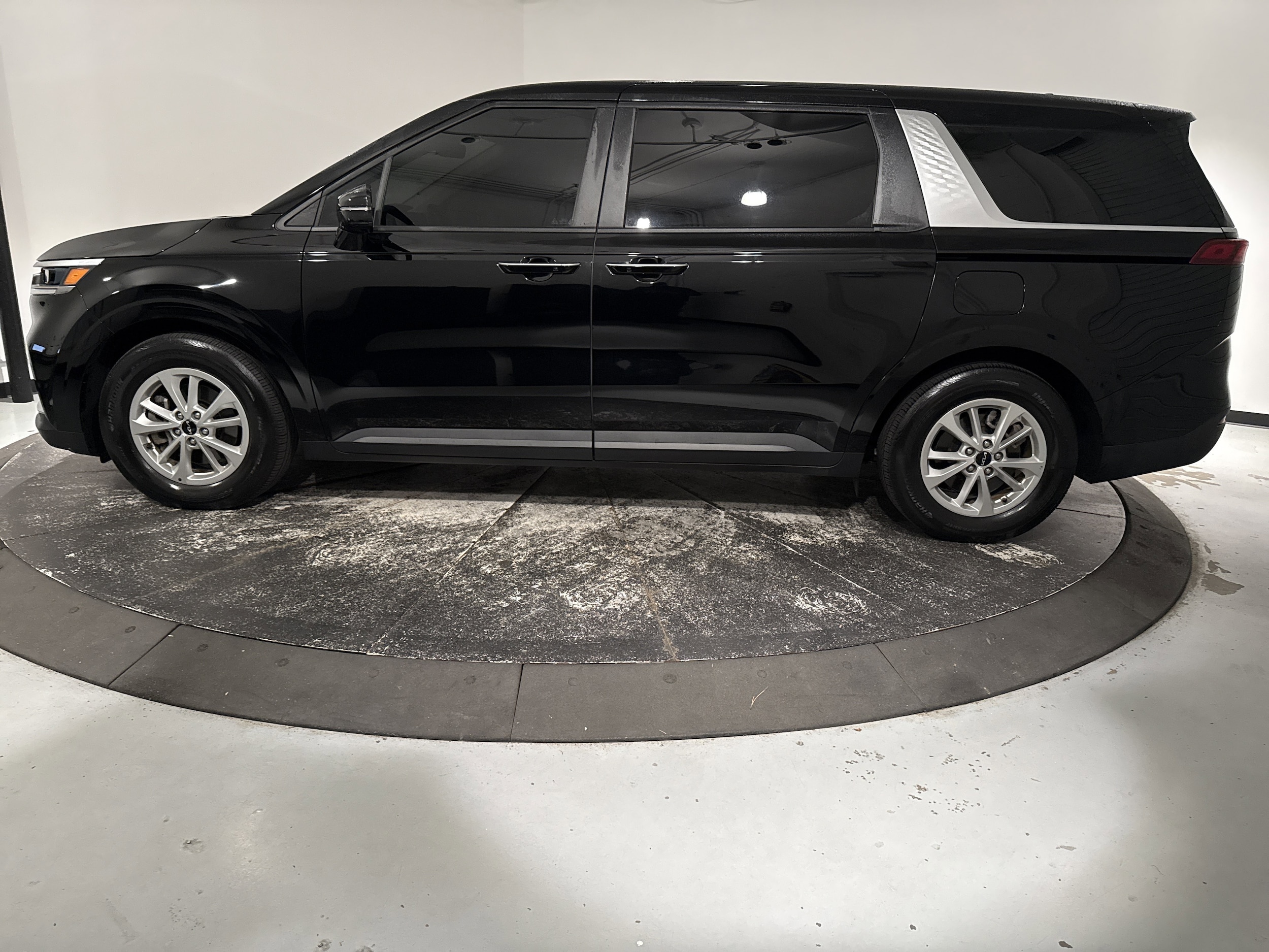 2023 Kia Carnival LX photo 5