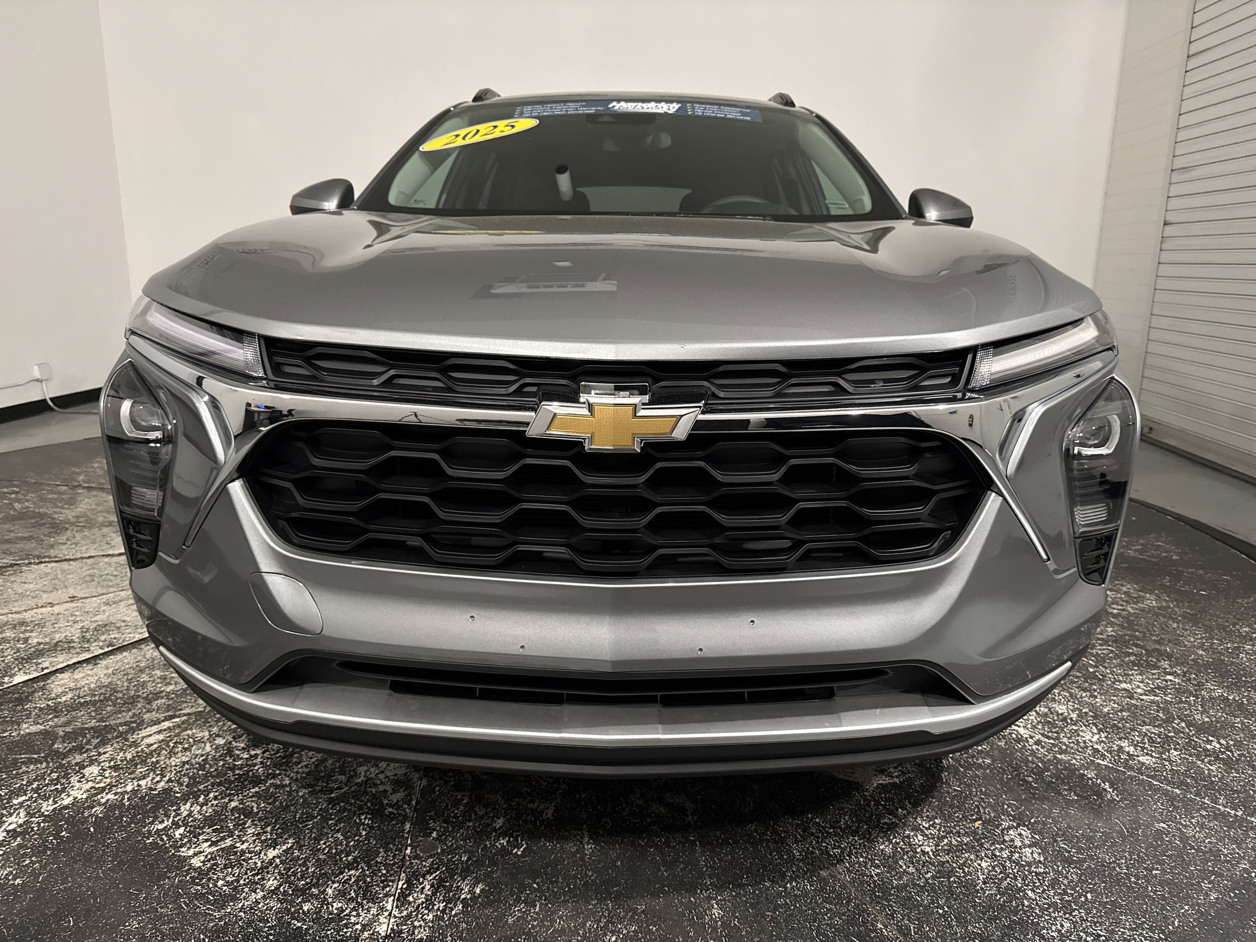 2025 Chevrolet Trax LT photo 2