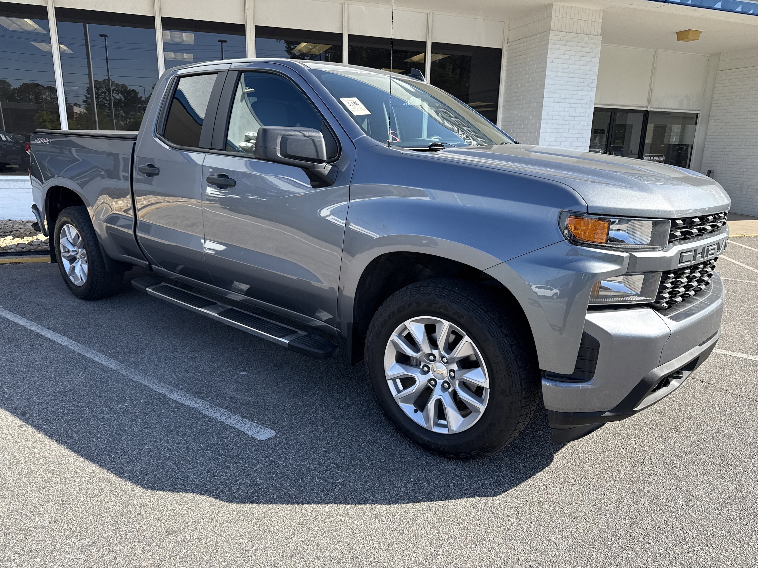2020 Chevrolet Silverado 1500 Custom photo 2