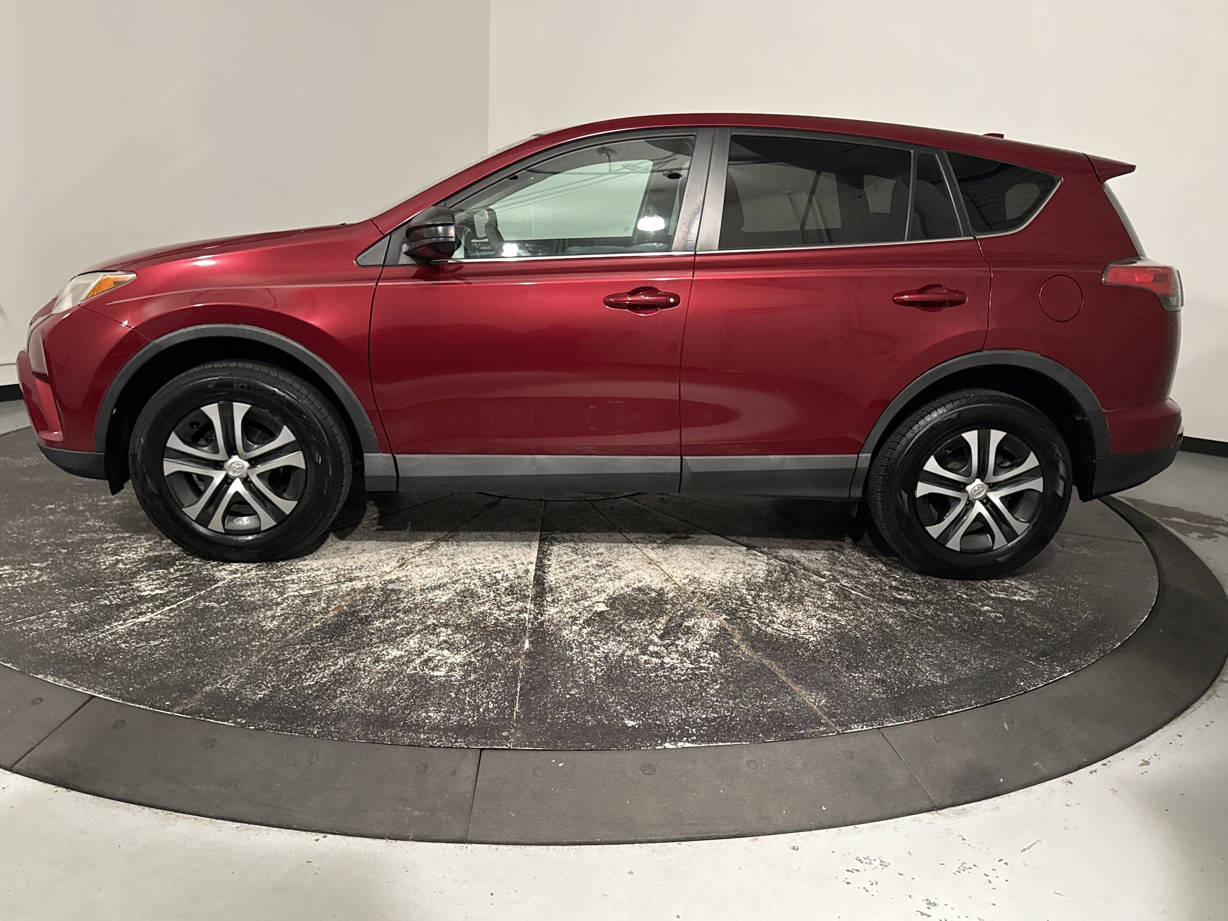 2018 Toyota RAV4 LE photo 6