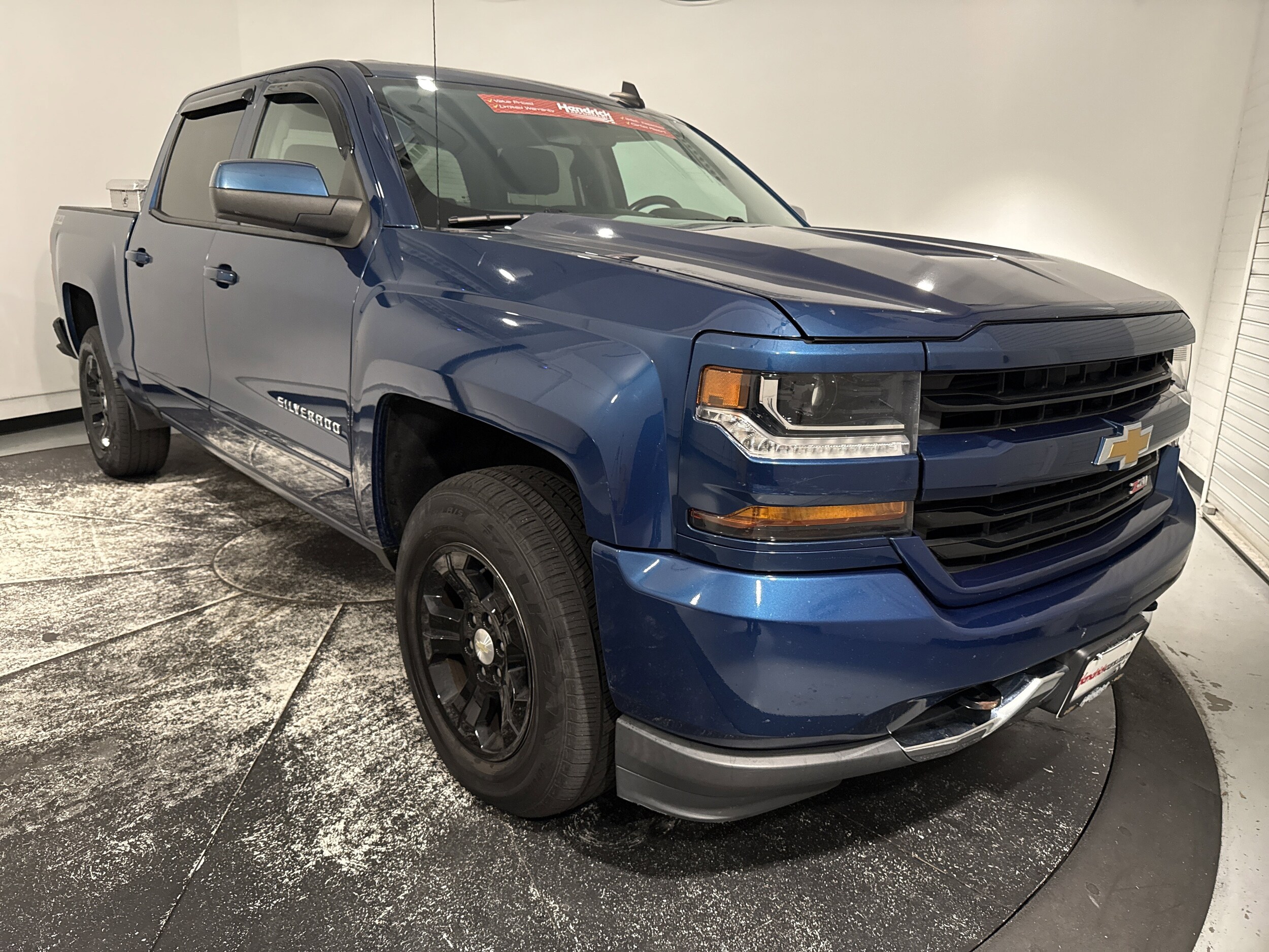 2017 Chevrolet Silverado 1500 LT photo 2