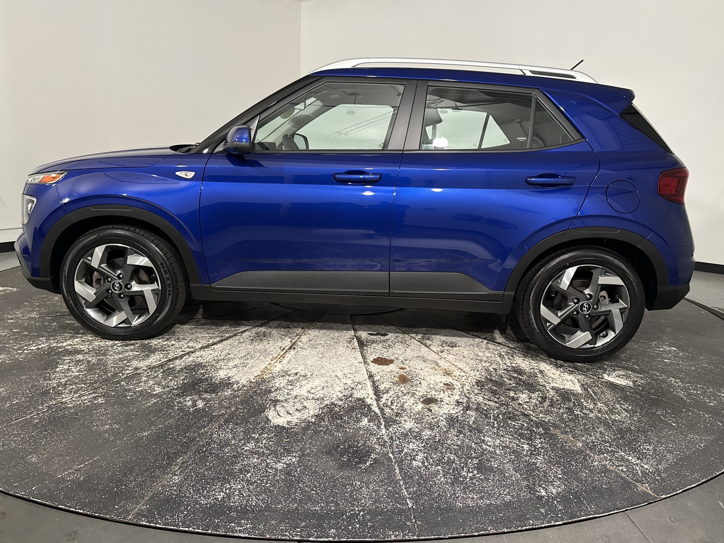 2023 Hyundai Venue Limited photo 6