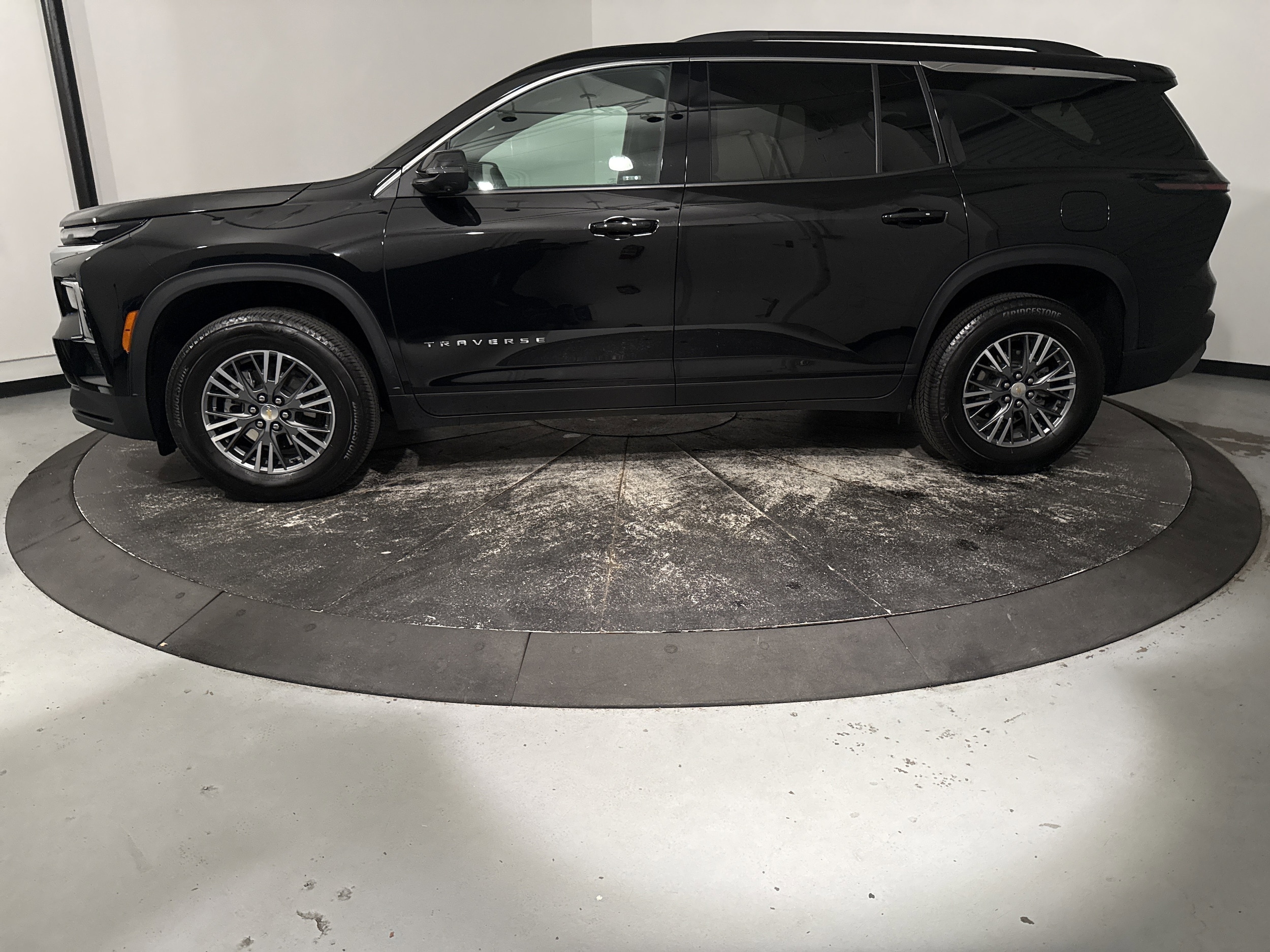 2025 Chevrolet Traverse FWD LT photo 6