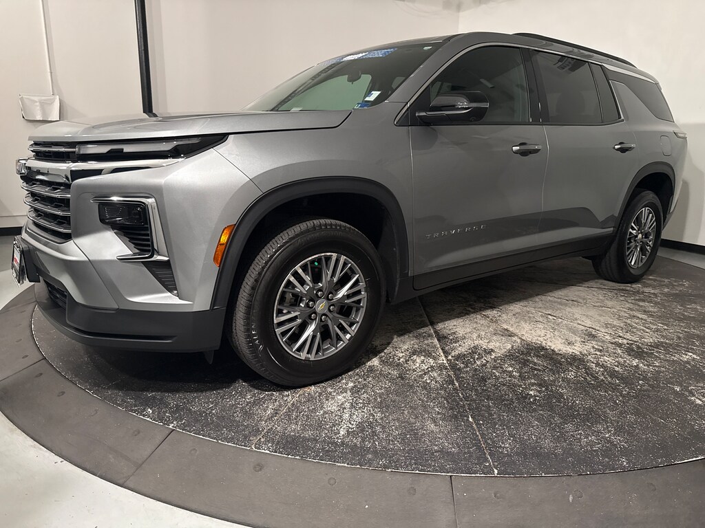 Used 2025 Chevrolet Traverse FWD LT SUV