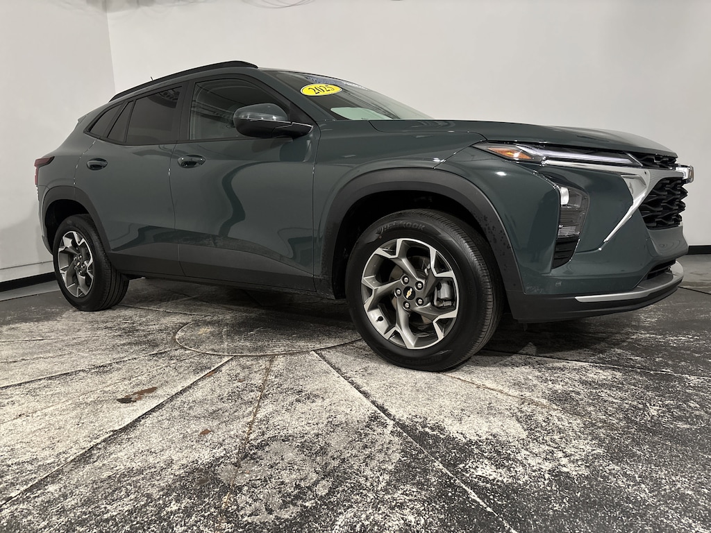Used 2025 Chevrolet Trax LT SUV