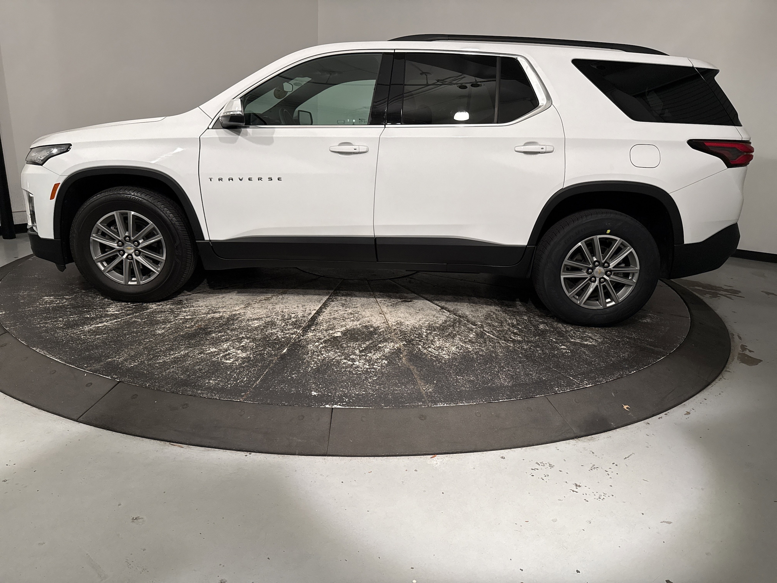 2023 Chevrolet Traverse LT Leather photo 6