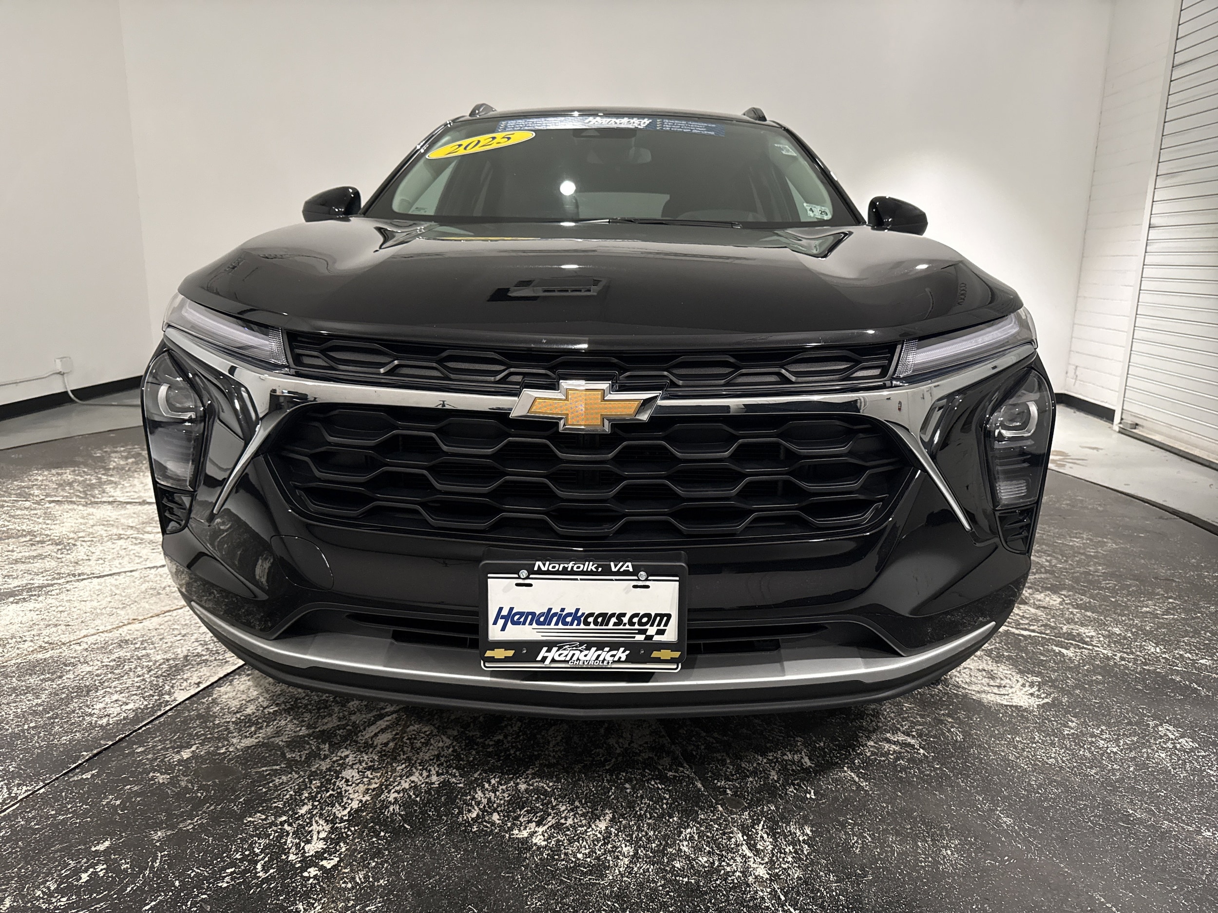 2025 Chevrolet Trax photo 2