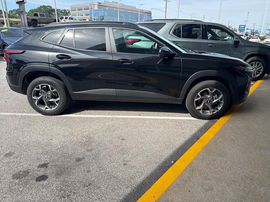 Used 2025 Chevrolet Trax LT SUV