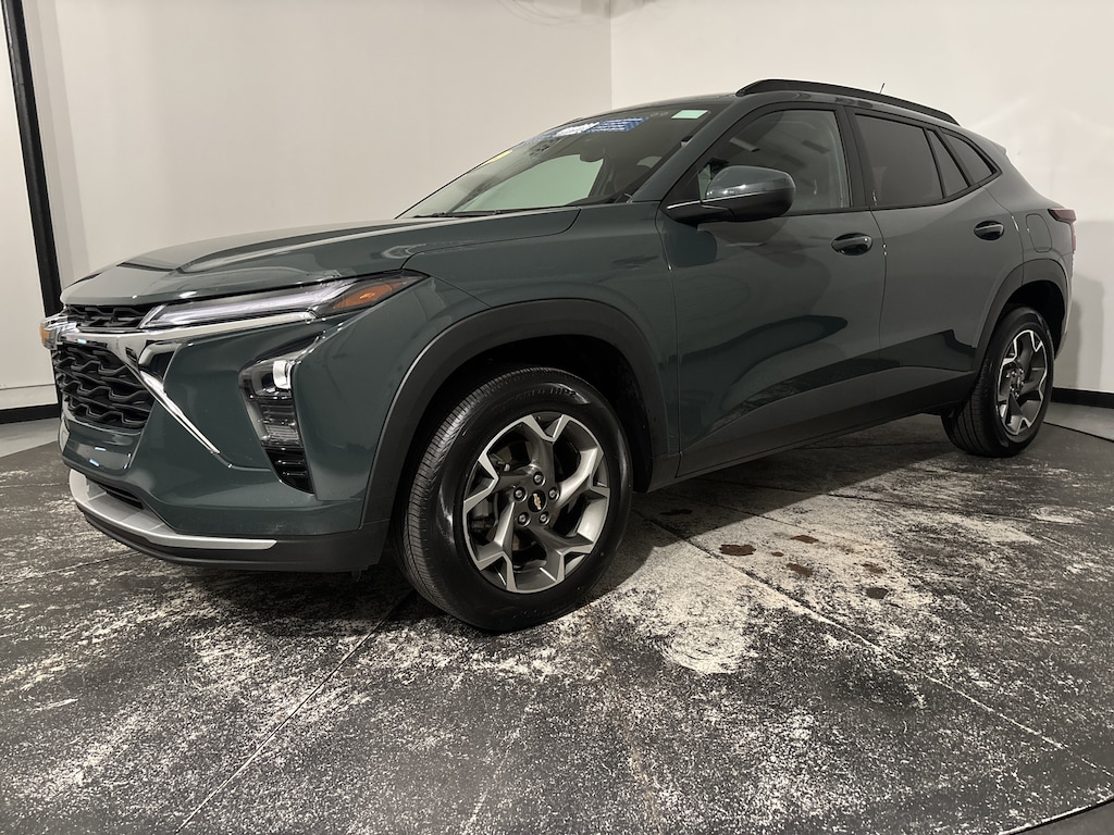Used 2025 Chevrolet Trax LT SUV